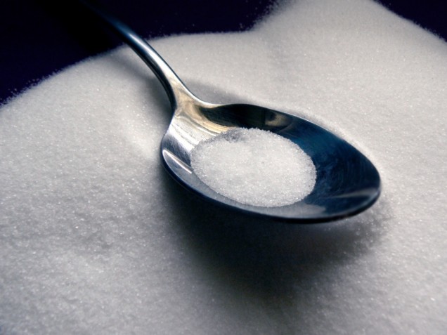 Entenda os riscos do consumo do açúcar e saiba como substituir o produto